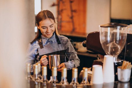 Téléchargez les photos : Femme barista faire du café dans une machine à café - en image libre de droit