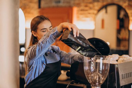 Foto de Mujer barista haciendo café en una máquina de café - Imagen libre de derechos