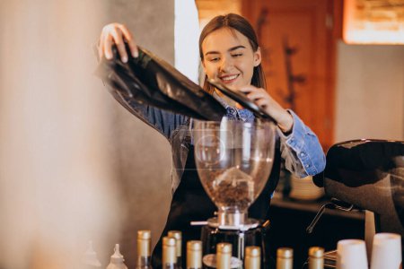 Téléchargez les photos : Femme barista faire du café dans une machine à café - en image libre de droit