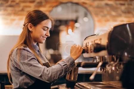 Foto de Mujer barista haciendo café en una máquina de café - Imagen libre de derechos