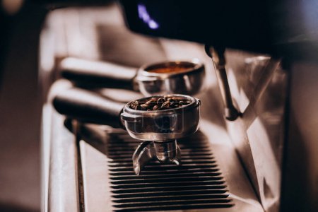 Foto de Granos de café en una taza metálica en una máquina de café - Imagen libre de derechos