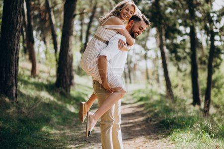 Téléchargez les photos : Jeune couple faisant une promenade dans les bois - en image libre de droit