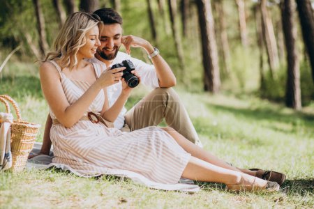 Téléchargez les photos : Jeune couple pique-nique dans la forêt - en image libre de droit