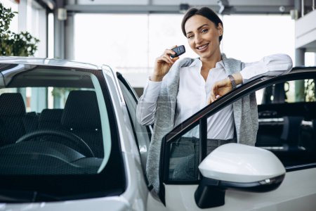 Téléchargez les photos : Femme tenant des clés de voiture par sa nouvelle voiture - en image libre de droit
