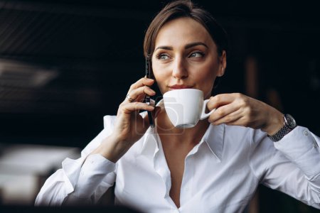 Téléchargez les photos : Portrait de femme buvant du café - en image libre de droit