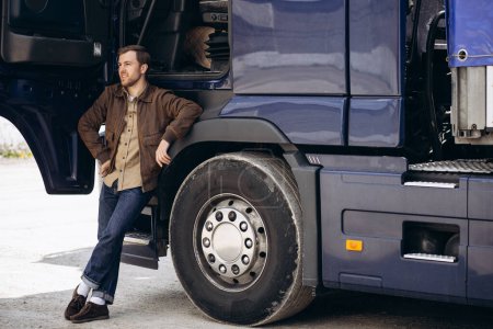 Foto de Conductor de camión de pie junto a su camión - Imagen libre de derechos