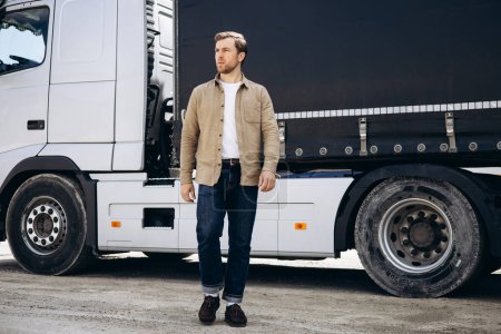 Téléchargez les photos : Chauffeur de camion debout près de son camion - en image libre de droit