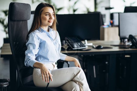 Photo for Young business woman working on computer at the office - Royalty Free Image