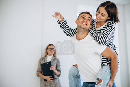 Foto de Familia joven con agente inmobiliario comprando una casa nueva - Imagen libre de derechos