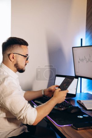 Téléchargez les photos : Homme commerçant travaillant sur ordinateur sur le marché des changes - en image libre de droit