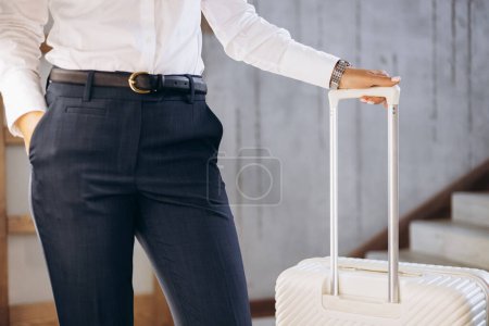 Foto de Mujer de negocios con equipaje de viaje en el hotel - Imagen libre de derechos