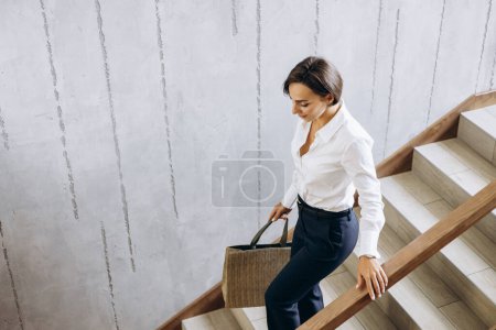 Foto de Mujer de negocios caminando las escaleras del hotel a su habitación - Imagen libre de derechos