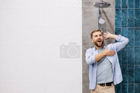 Foto de Hombre en el mercado de la construcción eligiendo ducha para su baño - Imagen libre de derechos
