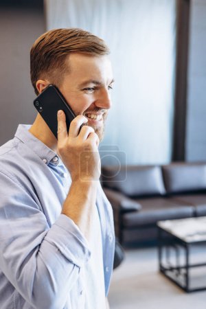 Téléchargez les photos : Homme parlant au téléphone au bureau - en image libre de droit