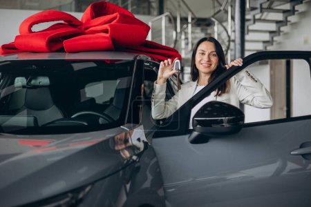 Foto de Mujer sosteniendo llaves junto a su nuevo coche - Imagen libre de derechos