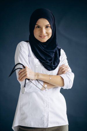 Téléchargez les photos : Femme musulmane médecin isolé avec stéthoscope - en image libre de droit
