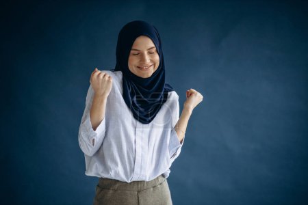 Téléchargez les photos : Jeune femme musulmane portant un foulard - en image libre de droit