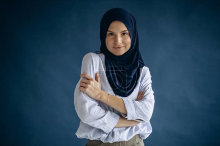 Foto de Mujer musulmana joven con pañuelo en la cabeza - Imagen libre de derechos