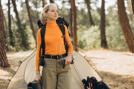 Téléchargez les photos : Femme voyageuse dans la forêt près de sa tente - en image libre de droit