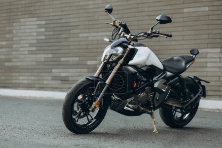 Téléchargez les photos : Cool moto debout isolé avec un fond gris - en image libre de droit