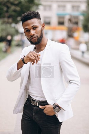 Téléchargez les photos : Homme afro-américain en veste blanche - en image libre de droit