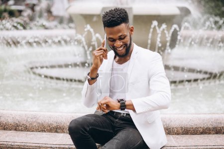 Téléchargez les photos : Homme afro-américain en veste blanche - en image libre de droit