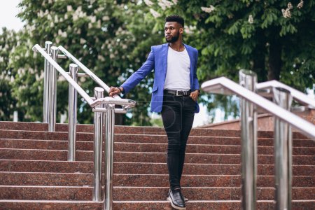 Téléchargez les photos : Homme afro-américain en veste bleue - en image libre de droit
