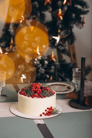 Foto de Pastel de Navidad decorado con bayas rojas - Imagen libre de derechos