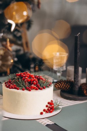 Téléchargez les photos : Gâteau de Noël décoré de baies rouges - en image libre de droit