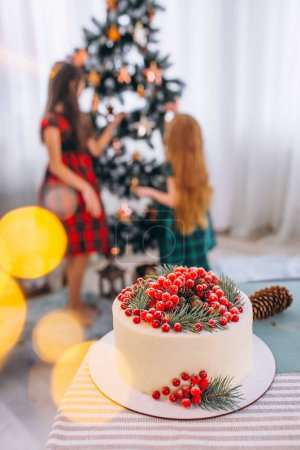 Foto de Pastel de Navidad decorado con bayas rojas - Imagen libre de derechos
