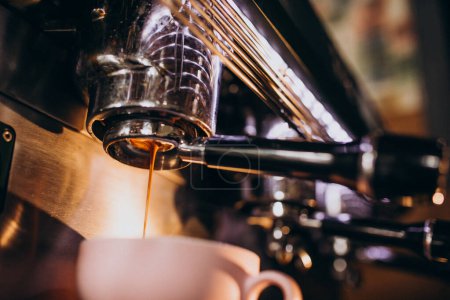Téléchargez les photos : Café dans une machine à café dans un café - en image libre de droit
