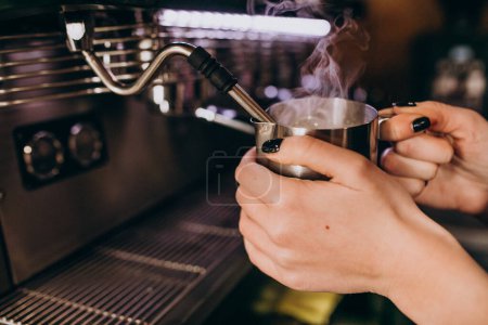 Foto de Barista calentando café en una máquina de café - Imagen libre de derechos