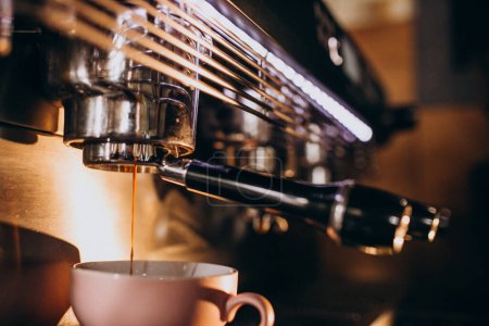 Café en una máquina de café en una cafetería