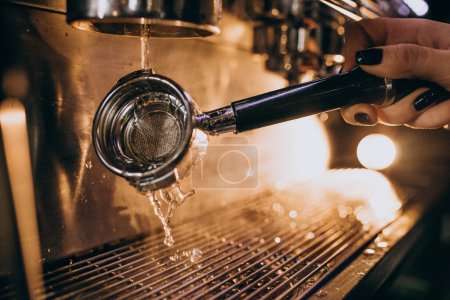Téléchargez les photos : Barista préparer le café dans une machine à café - en image libre de droit