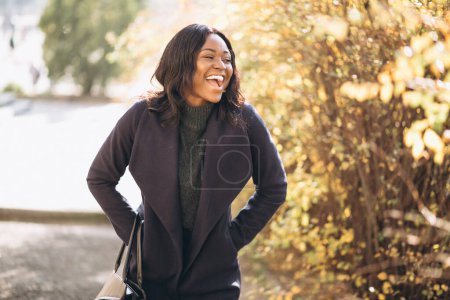Foto de Mujer afroamericana feliz en el parque - Imagen libre de derechos
