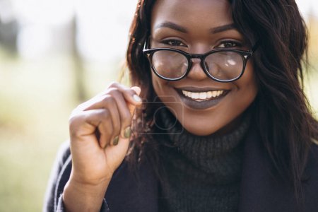 Téléchargez les photos : Femme afro-américaine portrait souriant - en image libre de droit