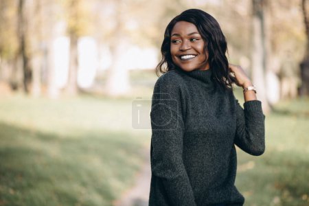 Téléchargez les photos : Femme afro-américaine heureuse dehors dans le parc - en image libre de droit