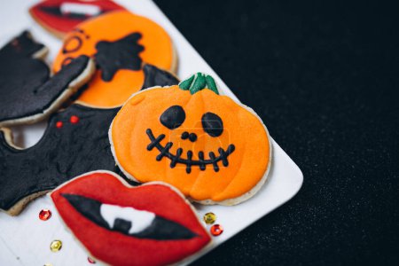 Téléchargez les photos : Biscuits au gingembre maison décorés Halloween - en image libre de droit