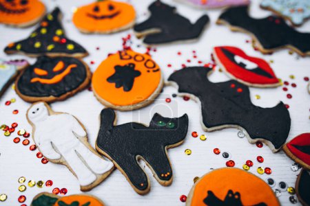 Téléchargez les photos : Biscuits au gingembre maison décorés Halloween - en image libre de droit