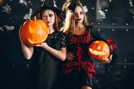 Téléchargez les photos : Deux filles en costumes d'Halloween en studio - en image libre de droit