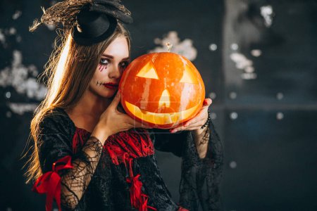 Téléchargez les photos : Femme en costume d'Halloween en studio - en image libre de droit