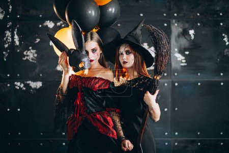 Foto de Dos chicas en trajes de Halloween en el estudio - Imagen libre de derechos