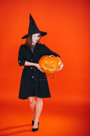 Téléchargez les photos : Femme en costume d'Halloween en studio - en image libre de droit