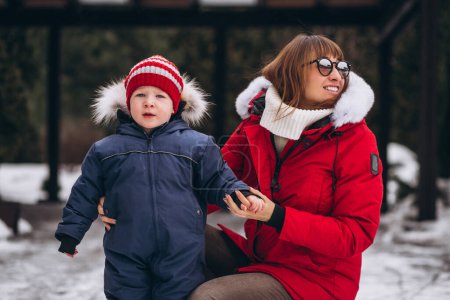 Téléchargez les photos : Mère avec petit fils dehors en hiver - en image libre de droit
