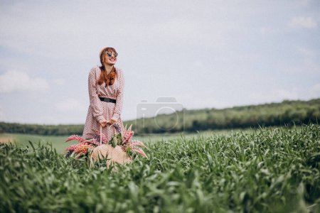 Téléchargez les photos : Femme marchant dans un champ avec des lupins - en image libre de droit