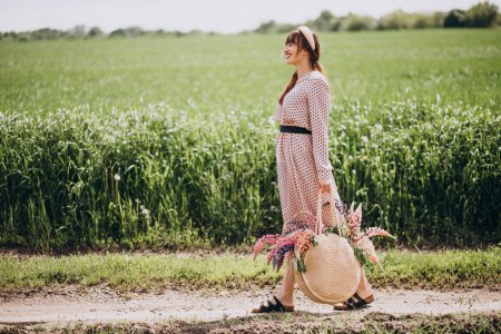 Téléchargez les photos : Femme marchant dans un champ avec des lupins - en image libre de droit