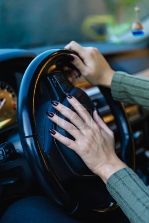 Téléchargez les photos : Main de femme appuyant sur le volant de sa voiture pour klaxonner. Concept de conduite et de sécurité routière - en image libre de droit