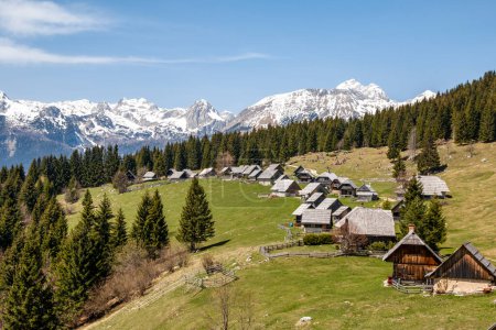 Zajamniki, un village alpin avec des pâturages situé au pied des Alpes juliennes en Slovénie.