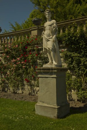 Téléchargez les photos : MAINAU, ALLEMAGNE, 14 MAI 2022. Statue décorant une roseraie italienne sur l'île de Mainau, Allemagne. - en image libre de droit