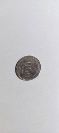 Téléchargez les photos : Jakarta, Indonésie - 30 Septembre 2023 : 1000 IDR Coin sur fond blanc isolé - en image libre de droit